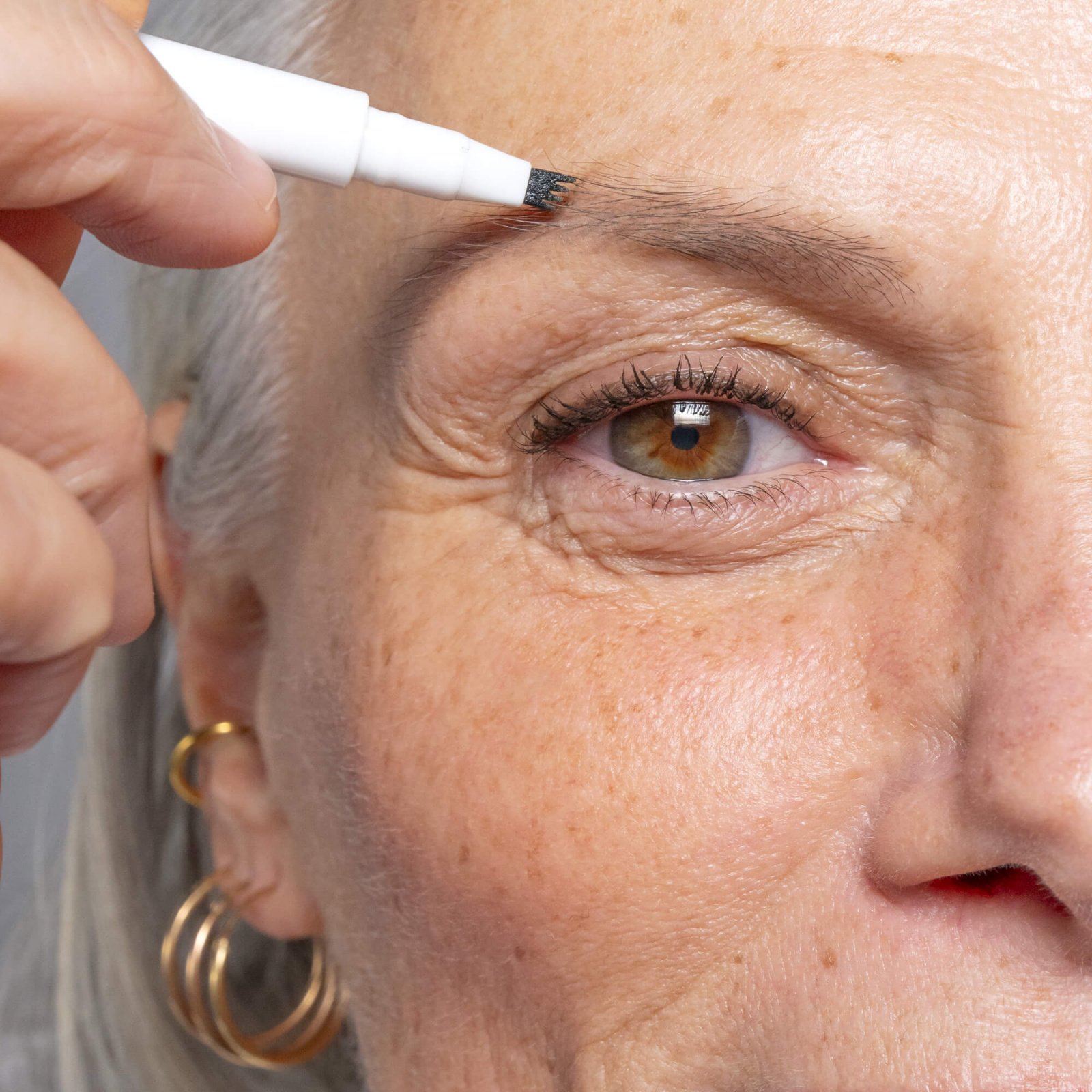 Le feutre 2 en 1 pour redessiner ses sourcils - MÊME Cosmetics