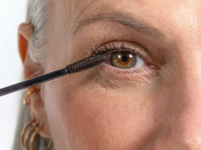 Maîtriser l’art du mascara revitalisant : soins, application et conservation