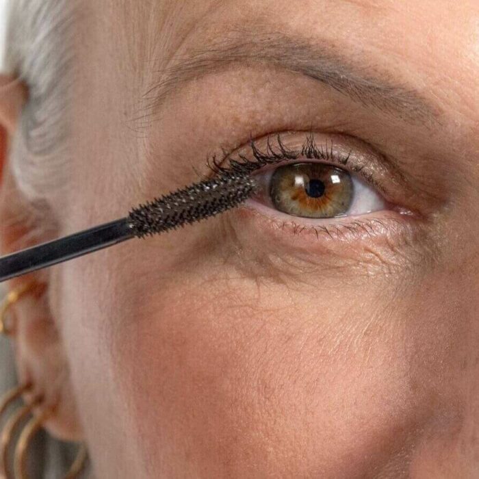 Maîtriser l’art du mascara revitalisant : soins, application et conservation