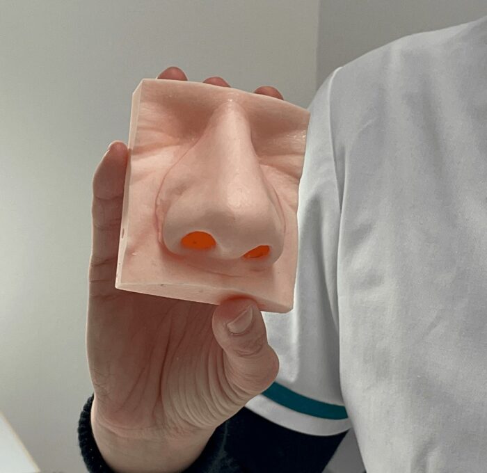 Marie, épithésiste, reconstruit les visages des patients de cancer ORL