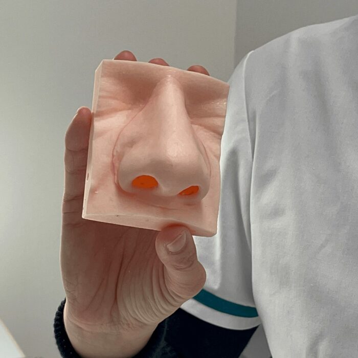 Marie, épithésiste, reconstruit les visages des patients de cancer ORL